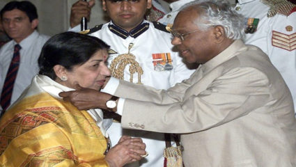 lata mangeshkar receiving bharat ratn award in 2001