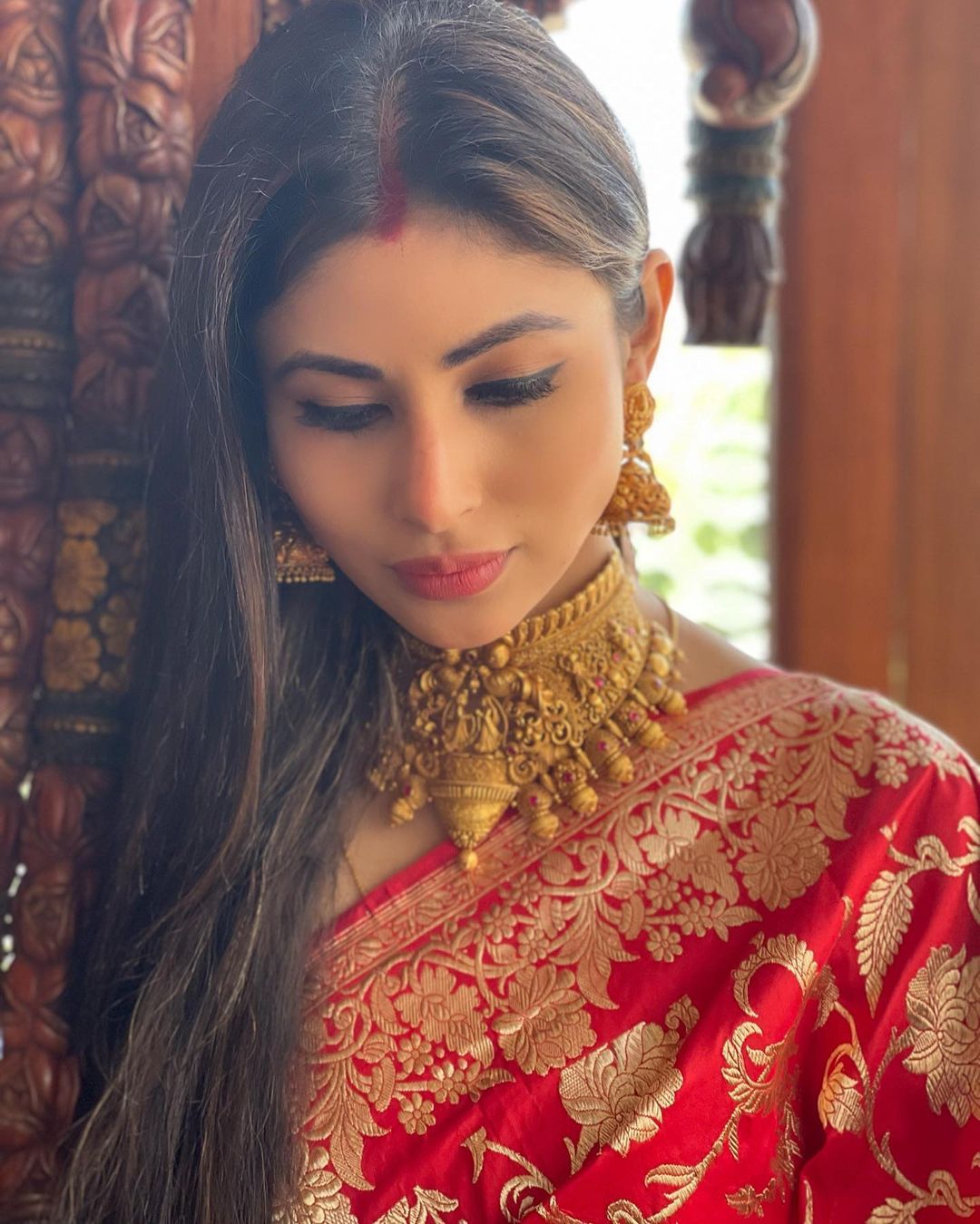 अभिनेत्री मौनी रॉय नुकतीच लग्नबंधनात अडकली आहे. आपल्या सौंदर्याने चाहत्यांना बूरल घालणारी मौनी तिच्या फॅशनसाठीही प्रसिद्ध आहे. पाहा तिचे मनमोहक फोटो. 