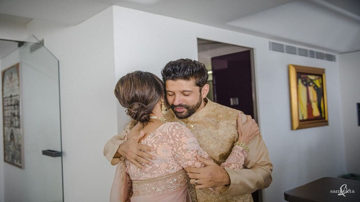 Farhan-Akhtar-Shibani-Dandekar hugging each other